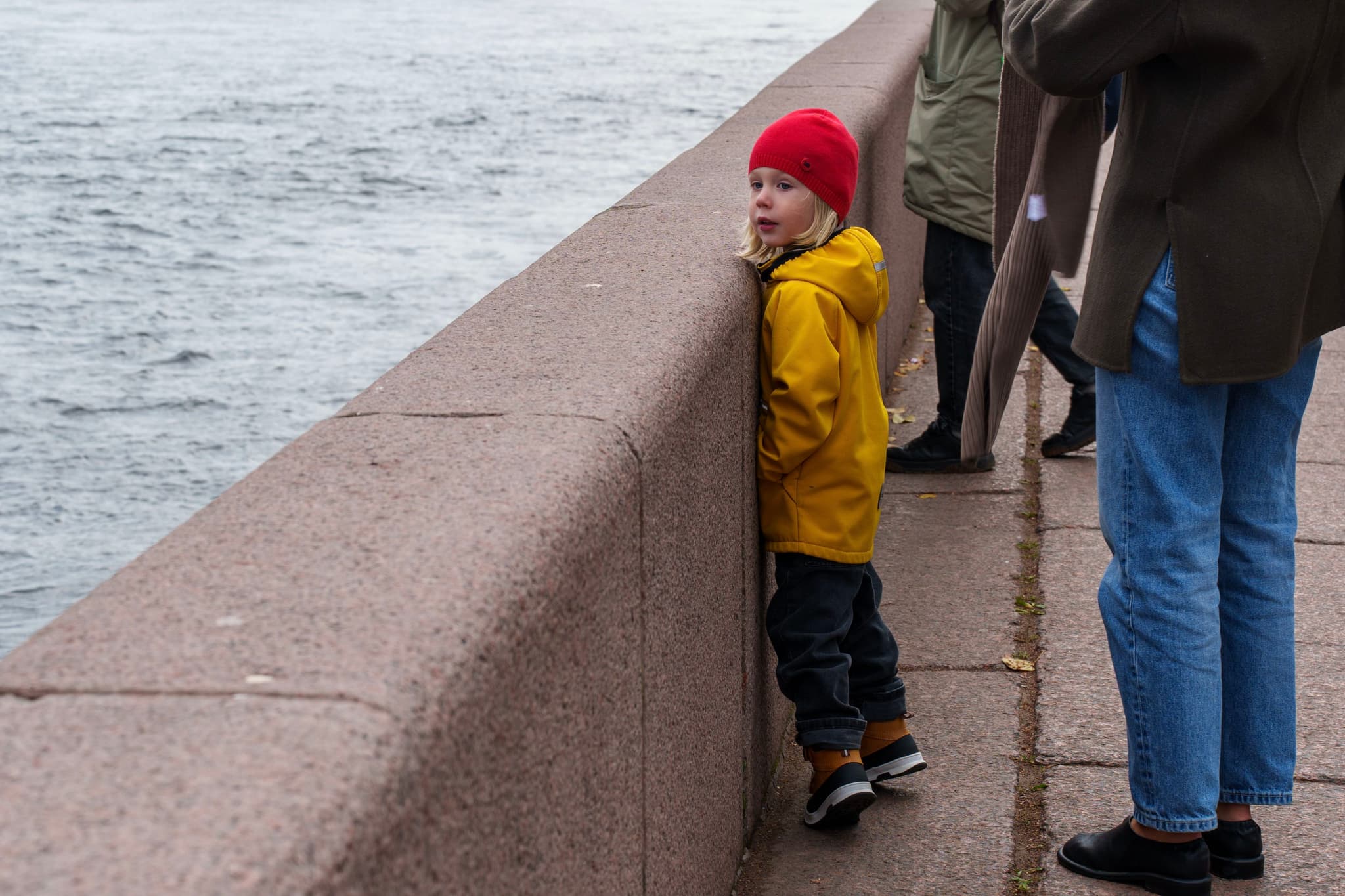 小朋友远眺巡洋舰