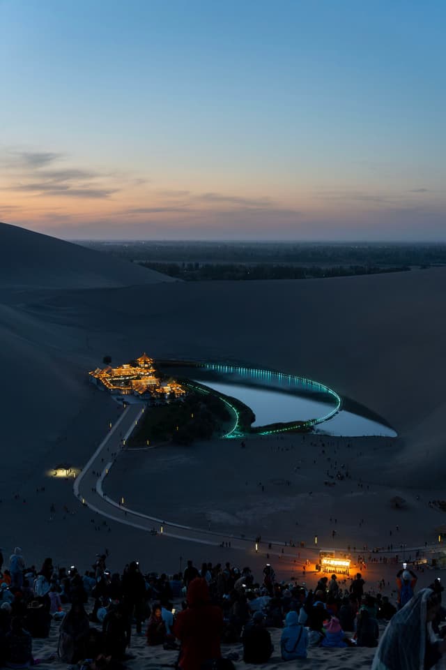 夕阳下的月牙泉