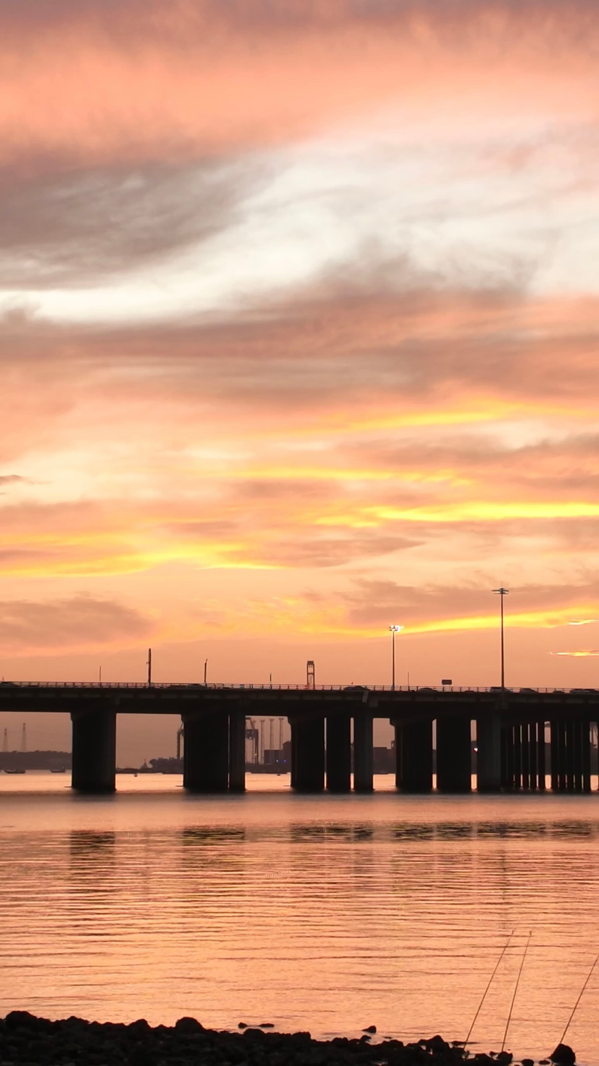 夕阳下的沿江高速