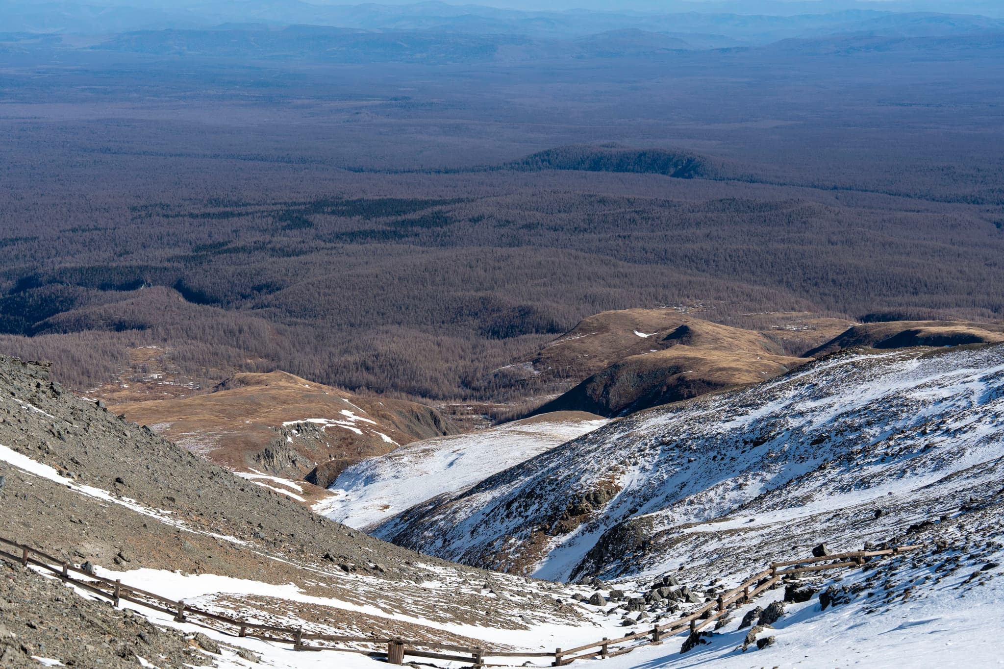 长白山天池另一侧的森林