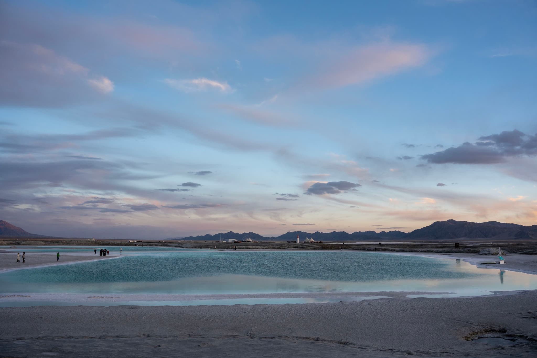 蓝天下的翡翠湖