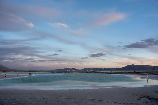 蓝天下的翡翠湖