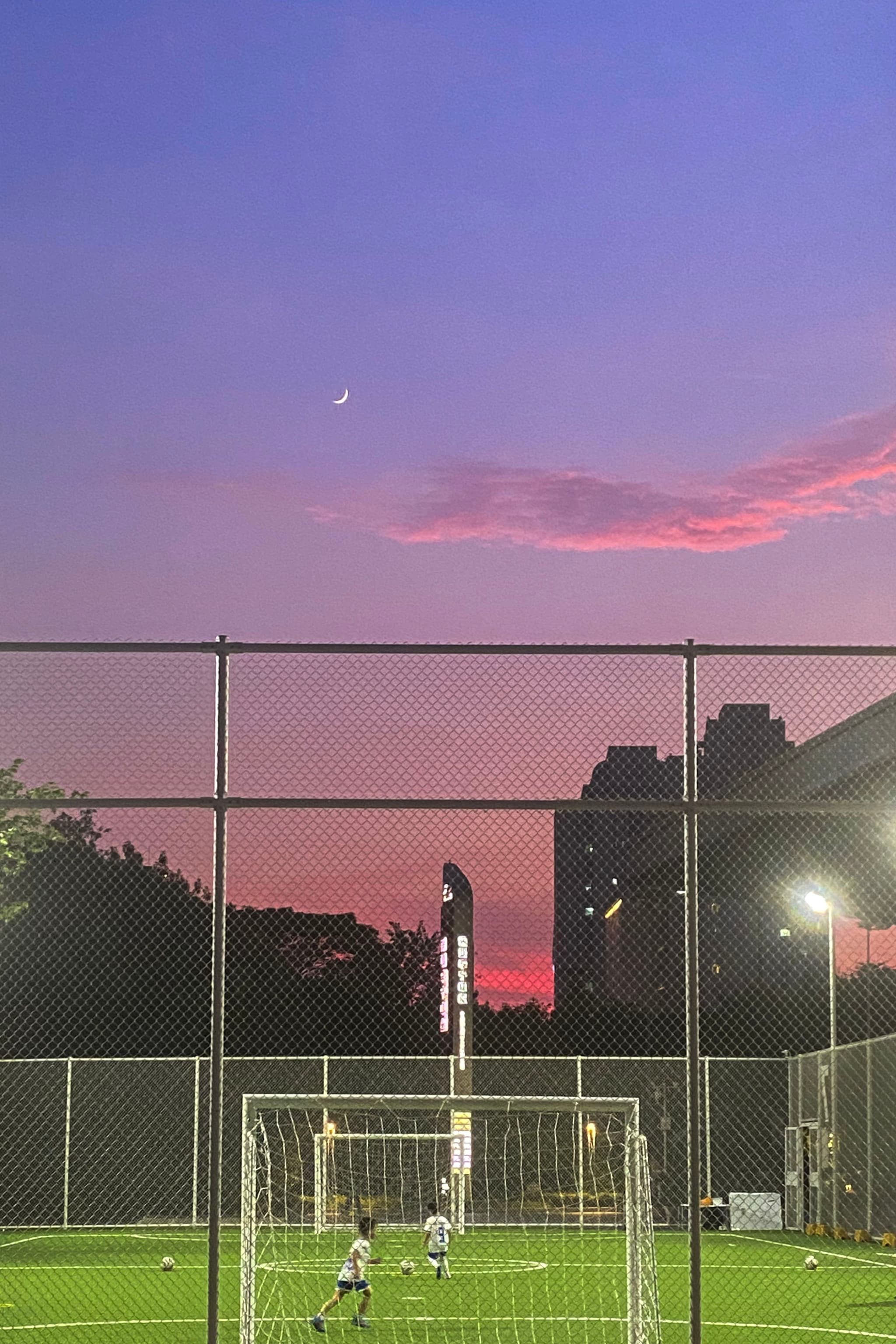 夕阳下的足球少年