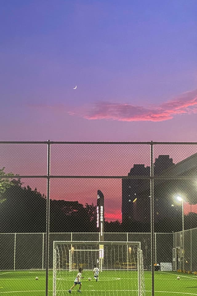 夕阳下的足球少年